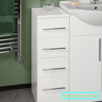 Cómoda en el baño.