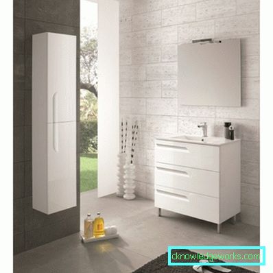 Cómoda en el baño.