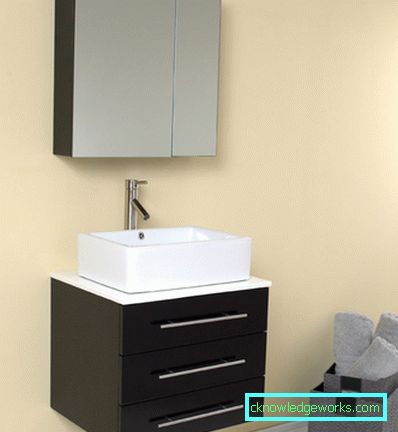 Cómoda en el baño.