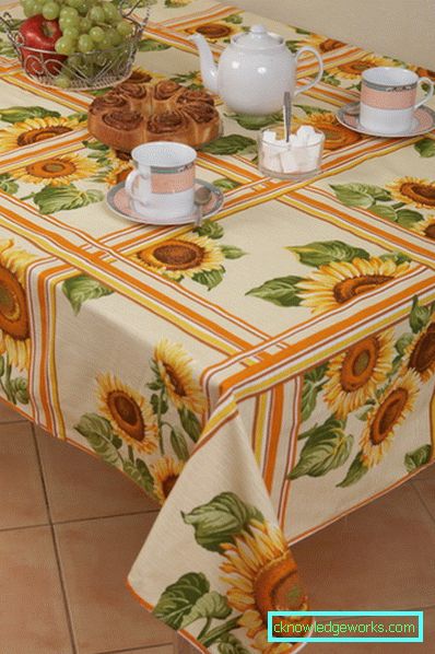 Paño de tela en la mesa de la cocina. Paño de tela en la mesa de la cocina.