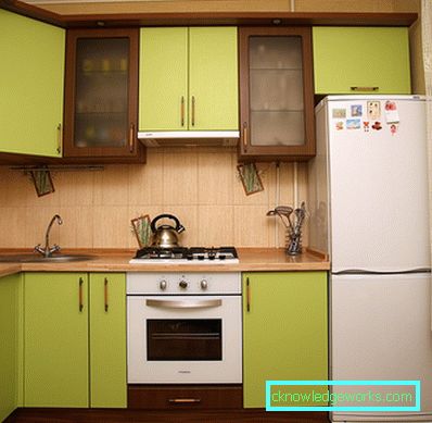 Diseñe cocinas de esquina de diferentes tamaños con un refrigerador. Diseñe cocinas de esquina de diferentes tamaños con un refrigerador.