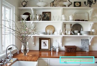 Cocina con estantes abiertos. Cocina con estantes abiertos.