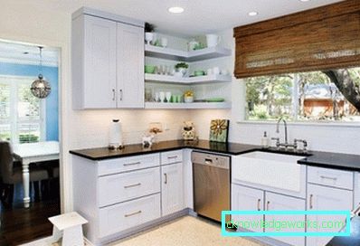 Cocina con estantes abiertos. Cocina con estantes abiertos.
