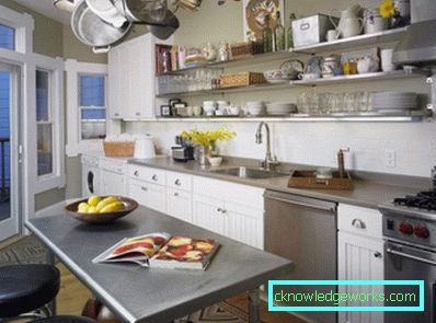 Cocina con estantes abiertos. Cocina con estantes abiertos.