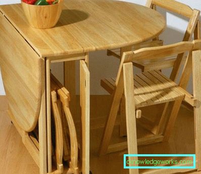 Mesa transformadora de cocina para una cocina pequeña. Mesa transformadora de cocina para una cocina pequeña.