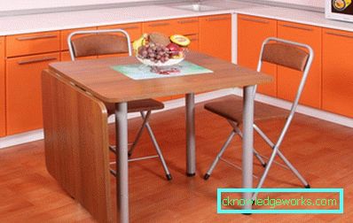 Mesa transformadora de cocina para una cocina pequeña. Mesa transformadora de cocina para una cocina pequeña.