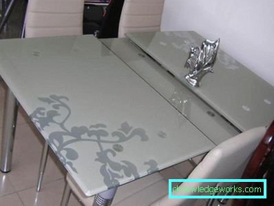 Mesa transformadora de cocina para una cocina pequeña. Mesa transformadora de cocina para una cocina pequeña.