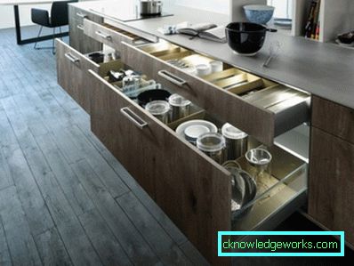 Mesa de cocina con cajones. Mesa de cocina con cajones.