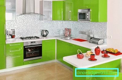 Pequeña cocina con desayunador. Pequeña cocina con barra.
