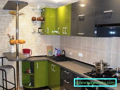 Pequeña cocina con barra. Pequeña cocina con desayunador.