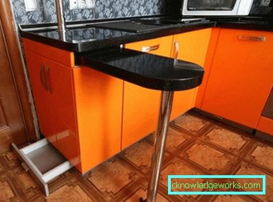 Pequeña cocina con barra. Pequeña cocina con barra.