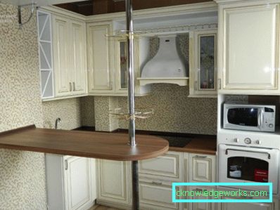 Pequeña cocina con barra. Pequeña cocina con desayunador.