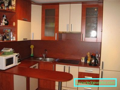 Pequeña cocina con barra. Pequeña cocina con desayunador.