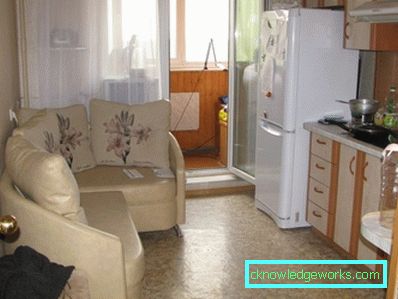 Sofá pequeño en la cocina con una cama. Sofá pequeño en la cocina con una cama.
