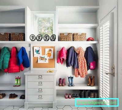 Muebles en un pasillo largo y estrecho - foto del pasillo y características interiores