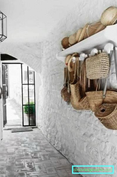 Muebles en un pasillo largo y estrecho - foto del pasillo y características interiores