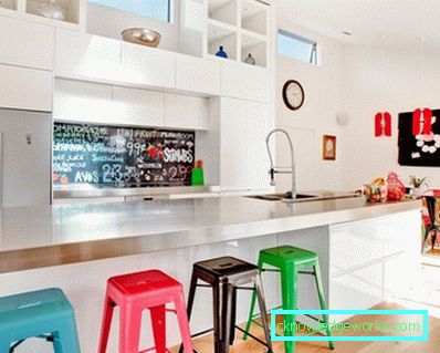 Sillas plásticas para la cocina. Sillas plásticas para la cocina.