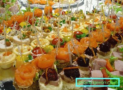 312-Snacks en la mesa festiva.